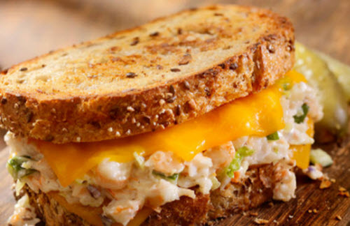 Sándwich de ensalada de pescado y queso